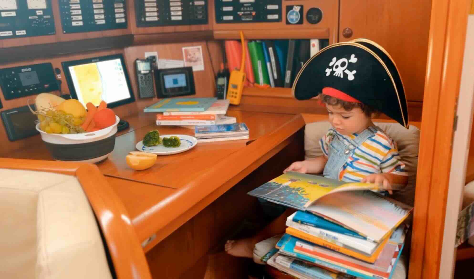 Capitán Leo en la mesa de navegación del Forquilla.